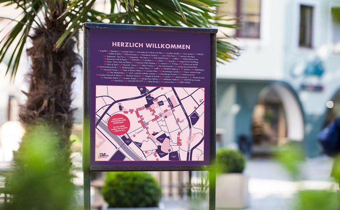 Ein Herzlich-Willkommen-Schild mit einem Stadtplan
