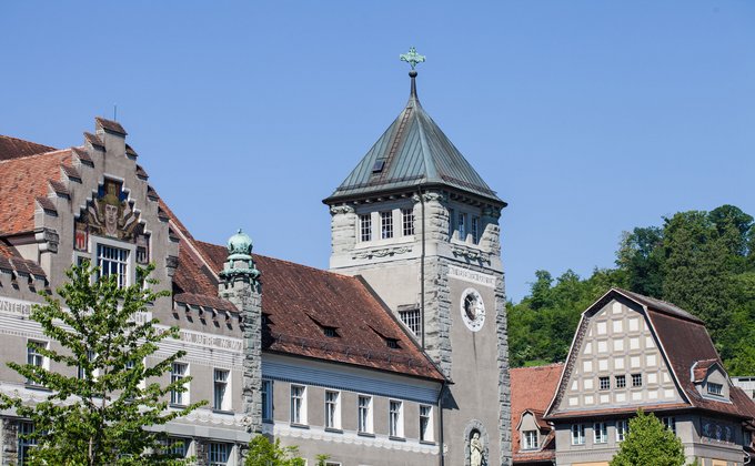 Gebäude mit Turm