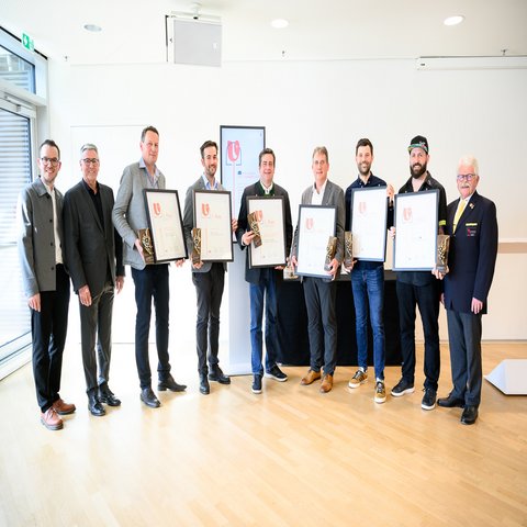 Männer mit Urkunden in der Hand