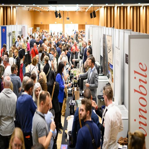 Eine Weinmesse mit vielen Besucher:innen