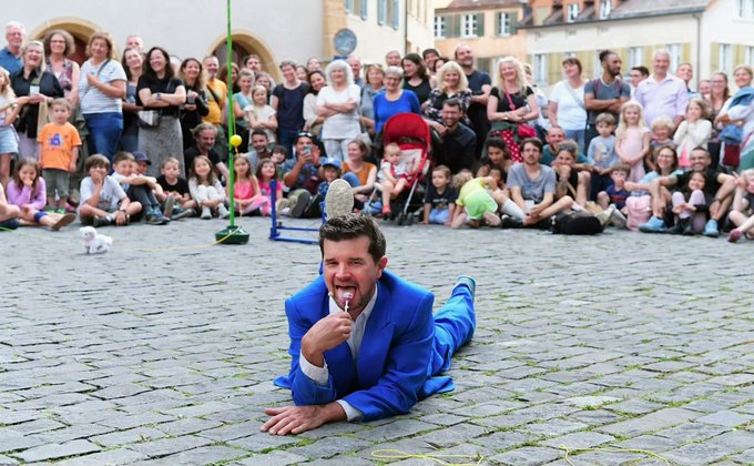 Ein Straßenkünstler vor großem Publikum