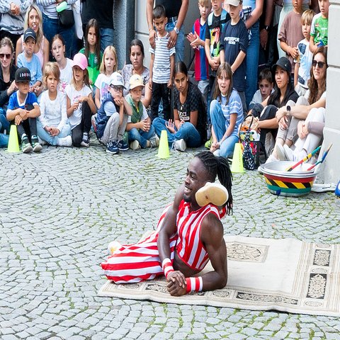 Ein Straßenkünstler vor Publikum