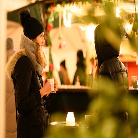 Zwei Freundinnen auf dem Weihnachtsmarkt