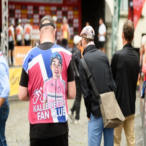 Ein Mann mit einem Fanshirt