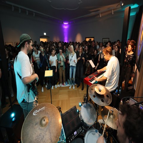 Eine Band spielt vor dem Publikum