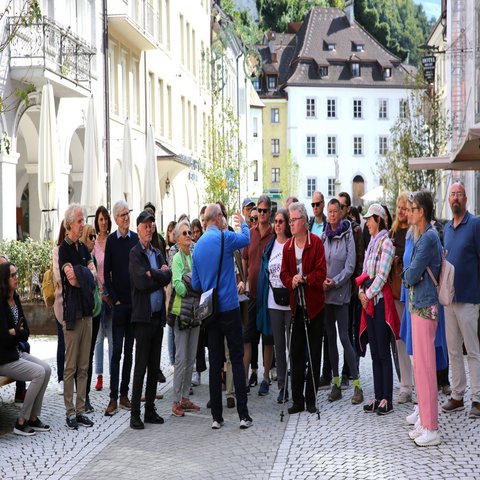 Eine Gruppe aus Menschen steht in einer Stadt
