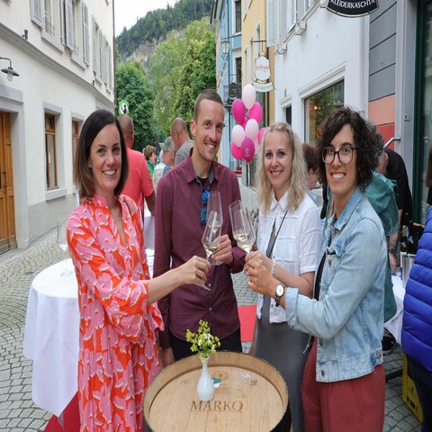 Mehrere Personen stoßen gemeinsam an