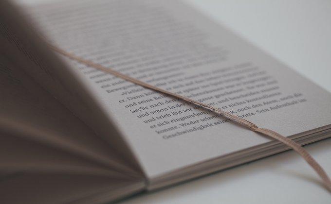 Ein Buch aufgeschlagen