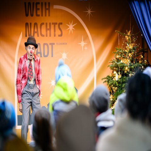 Ein Clown auf einer Bühne