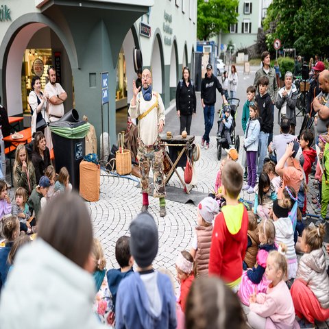 Ein Straßenkünstler vor seinem Publikum