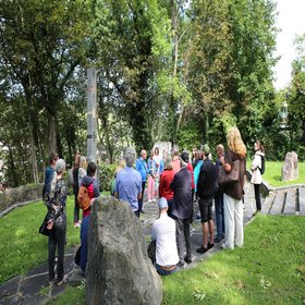 Eine Gruppe von Menschen vor einem Denkmal