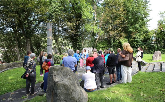 Eine Gruppe von Menschen vor einem Denkmal