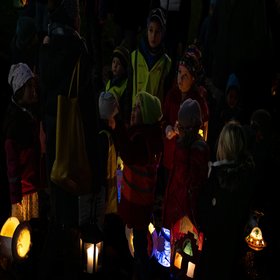 Mehrere Kinder mit Laternen