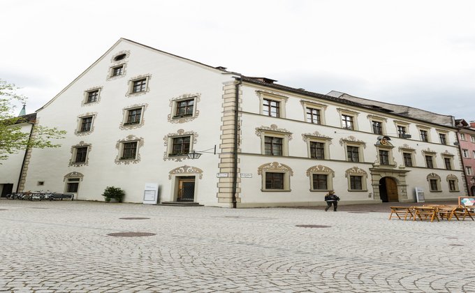 Ein Gebäude