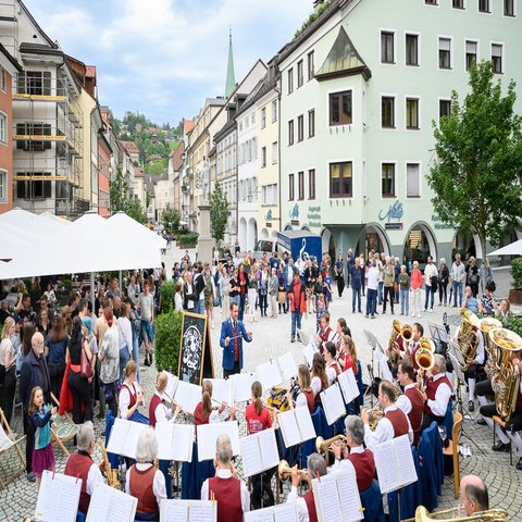 Ein Blasmusikverein spielt in einer Stadt