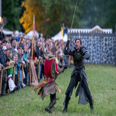 Zwei Ritter kämpfen, das Publikum schaut zu