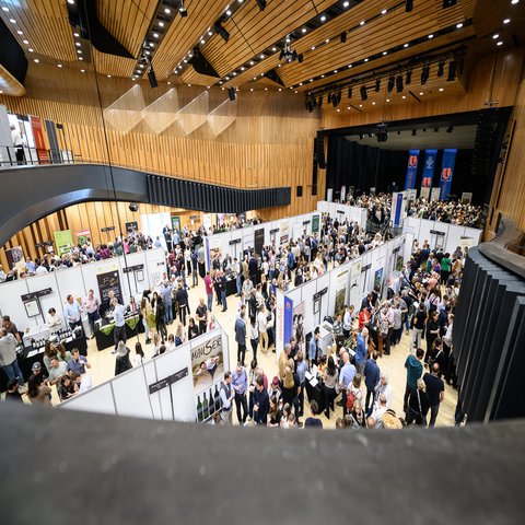 Ein Saal voller Menschen
