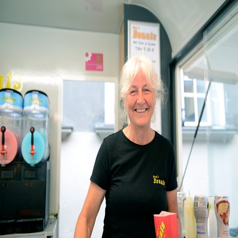Frau bei einem Süßigkeitenstand