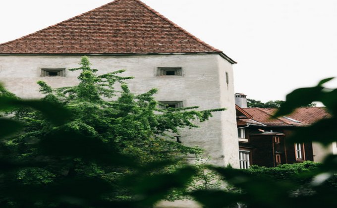 Ein Turm eines Gebäudes