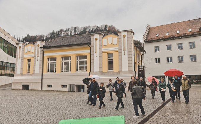 Eine Gruppe an Menschen läuft durch eine Stadt