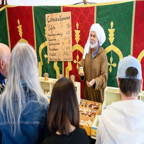 Ein Verkäufer mit einem Turban