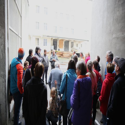 Eine Gruppe an Menschen