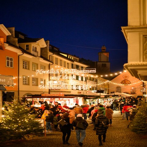 Ein schön geschmückter Weihnachtsmarkt