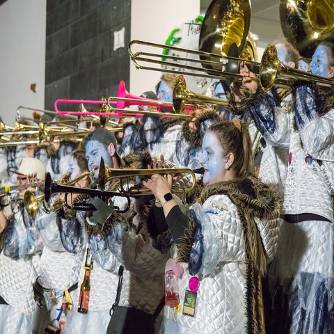 Die Guggenmusik am spielen