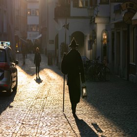 Ein Nachtwächter läuft durch die Stadt