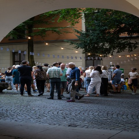 Eine Gruppe aus Menschen