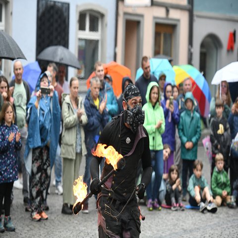 Ein Feuerkünstler bei seiner Show